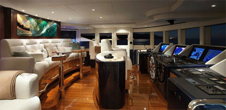 Những chiếc ghế thoải mái trong khoang lái đảm bảo rằng, điều khiển con tàu không phải là nhiệm vụ duy nhất và buồn tẻ. Những chiếc ghế thoải mái trong khoang lái đảm bảo rằng, điều khiển con tàu không phải là nhiệm vụ duy nhất và buồn tẻ.