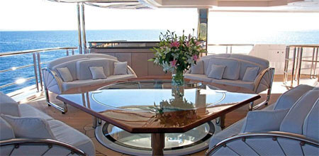 Một góc thư giãn nữa trên boong tàu. Một góc thư giãn nữa trên boong tàu.