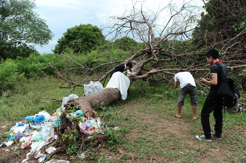 Thậm chí cả những nơi đầy rác cũng có cặp đôi tới chụp ảnh. Thậm chí cả những nơi đầy rác cũng có cặp đôi tới chụp ảnh.