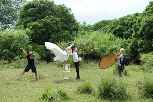 Nhưng "Vương quốc bọ xít" rộng vài ha nên các đôi tha hồ chọn vị trí tạo dáng mà không phải đợi chờ nhau như nhiều khu vực khác. Nhưng "Vương quốc bọ xít" rộng vài ha nên các đôi tha hồ chọn vị trí tạo dáng mà không phải đợi chờ nhau như nhiều khu vực khác.