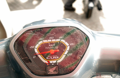 Đồng hồ thiết kế đơn giản, dễ quan sát. Đồng hồ thiết kế đơn giản, dễ quan sát.