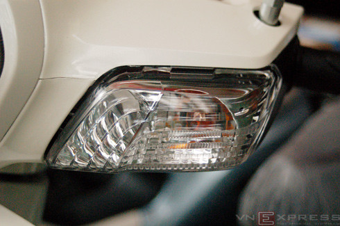 Xi-nhan trước, sau và đèn hậu đều được thiết kế lại. Xi-nhan trước, sau và đèn hậu đều được thiết kế lại.