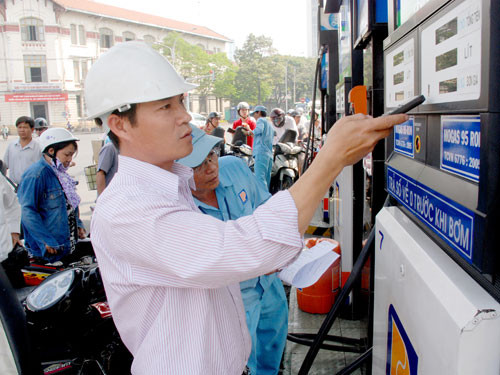 Nếu lần này, giá xăng dầu "được" tăng, giá bán lẻ sắp tới sẽ lập kỷ lục mới, vượt qua mốc 24.000 đồng/lít. Khi đó, xăng sẽ có giá tới 24.650 đồng/lít và dầu diezen có giá tới 23.150 đồng/lít. Nếu lần này, giá xăng dầu "được" tăng, giá bán lẻ sắp tới sẽ lập kỷ lục mới, vượt qua mốc 24.000 đồng/lít. Khi đó, xăng sẽ có giá tới 24.650 đồng/lít và dầu diezen có giá tới 23.150 đồng/lít.
