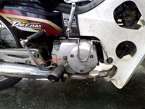 Nới lỏng ốc bưởng là chiêu mà những tên sửa xe lừa đảo hay sử dụng để lừa những người không biết về máy móc.