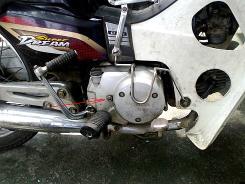 Nới lỏng ốc bưởng là chiêu mà những tên sửa xe lừa đảo hay sử dụng để lừa những người không biết về máy móc. Nới lỏng ốc bưởng là chiêu mà những tên sửa xe lừa đảo hay sử dụng để lừa những người không biết về máy móc.