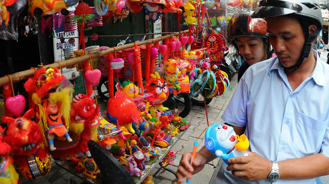 Lồng đèn có xuất xứ từ Trung Quốc đang chiếm lĩnh thị trường - Ảnh: T.T.D. Lồng đèn có xuất xứ từ Trung Quốc đang chiếm lĩnh thị trường - Ảnh: T.T.D.