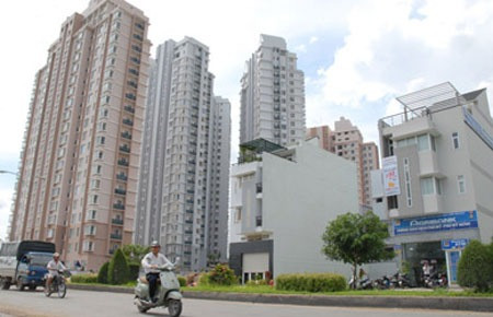 Báo cáo của Dragon Capital nhận định nếu không có giải pháp để kích cầu mua căn hộ, có lẽ cần ít nhất 7 năm mới tiêu thụ hết lượng căn hộ tồn kho hiện nay. Báo cáo của Dragon Capital nhận định nếu không có giải pháp để kích cầu mua căn hộ, có lẽ cần ít nhất 7 năm mới tiêu thụ hết lượng căn hộ tồn kho hiện nay.