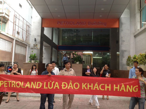 Dự án quá chậm, chủ đầu tư không chịu thanh lý hợp đồng như cam kết, nhiều khách hàng đã kéo đến trụ sở công ty phản đối. Dự án quá chậm, chủ đầu tư không chịu thanh lý hợp đồng như cam kết, nhiều khách hàng đã kéo đến trụ sở công ty phản đối.