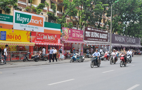 Các thương hiệu bánh trung thu Kinh Đô, Bảo Ngọc... cũng đều có những sản phẩm cao cấp, giá dao động từ 1 triệu đến 2 triệu đồng. Ảnh: Anh Quân Các thương hiệu bánh trung thu Kinh Đô, Bảo Ngọc... cũng đều có những sản phẩm cao cấp, giá dao động từ 1 triệu đến 2 triệu đồng. Ảnh: Anh Quân