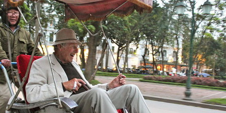 Cụ ông 85 tuổi Paul Jeffries rất thích thú khi được đi xe xích lô. Cụ ông 85 tuổi Paul Jeffries rất thích thú khi được đi xe xích lô.
