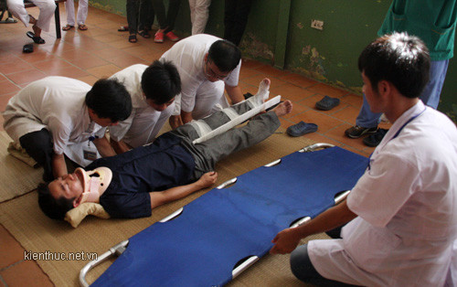 Cột sống lưng cũng rất dễ bị tổn thương nên không được bế sốc nạn nhân lên Cột sống lưng cũng rất dễ bị tổn thương nên không được bế sốc nạn nhân lên