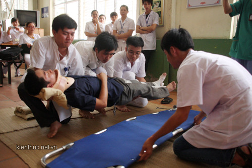 ...mà phải nâng đều, tốt nhất là có 3 người nâng phần đầu - lưng - xương chậu - chân cùng một lúc ...mà phải nâng đều, tốt nhất là có 3 người nâng phần đầu - lưng - xương chậu - chân cùng một lúc