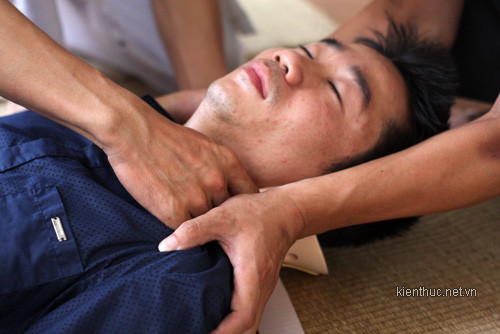 Khi nhấc đầu nạn nhân lên hai khuỷu tay kẹp lấy đầu, bàn tay đỡ lấy vai, từ từ nâng cả đầu lẫn vai cùng một lúc Khi nhấc đầu nạn nhân lên hai khuỷu tay kẹp lấy đầu, bàn tay đỡ lấy vai, từ từ nâng cả đầu lẫn vai cùng một lúc
