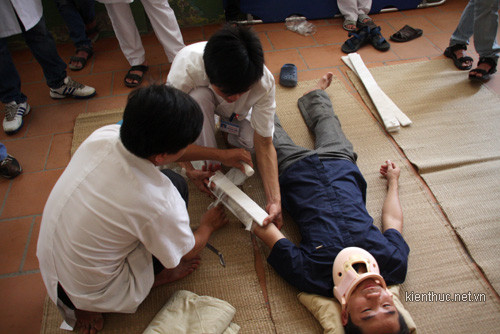 Nếu nạn nhân bị gãy tay thì dùng 2 thanh gỗ cố định cả cánh tay để tránh làm tổn thương xương hay động mạch khi di chuyển Nếu nạn nhân bị gãy tay thì dùng 2 thanh gỗ cố định cả cánh tay để tránh làm tổn thương xương hay động mạch khi di chuyển
