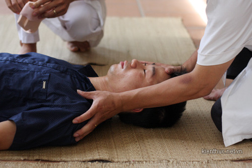 Khi gặp người bị tai nạn phải kiểm tra phần đầu xem có dấu hiệu bị chấn thương sọ não không Khi gặp người bị tai nạn phải kiểm tra phần đầu xem có dấu hiệu bị chấn thương sọ não không