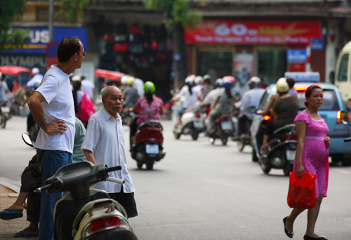 Vị khách này đứng 5 phút chờ dòng người đi đường thưa vắng để sang đường, trong khi đó do đã "quen", nhiều người Việt Nam vẫn cố sang đường. Vị khách này đứng 5 phút chờ dòng người đi đường thưa vắng để sang đường, trong khi đó do đã "quen", nhiều người Việt Nam vẫn cố sang đường.