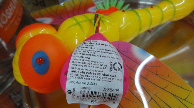 Mẫu lồng đèn con chuồn chuồn đã được xét nghiệm có chất độc gấp 123 lần mức cho phép. Mẫu lồng đèn con chuồn chuồn đã được xét nghiệm có chất độc gấp 123 lần mức cho phép.