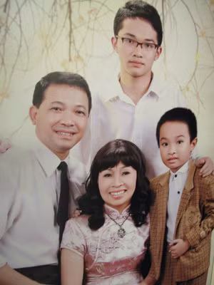 Bức ảnh chị Hải chụp với gia đình sau khi xuất viện. Lúc này đầu chị đã rụng hết tóc, nên phải mua tóc giả đội vào (chụp lại từ ảnh gia đình).