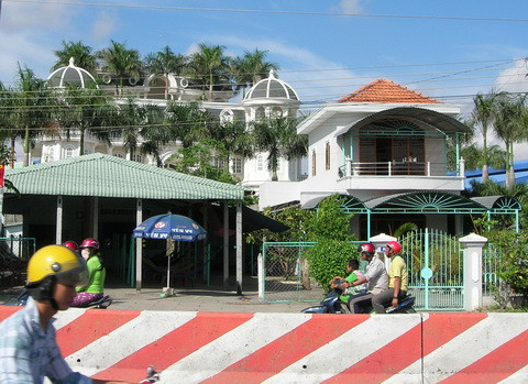 Biệt thự ông Khuân xây nằm sau dãi nhà dân trên quốc lộ 1A được đánh giá là "tòa lâu đài" lớn nhất Sóc Trăng. Ảnh: Thiên Phước