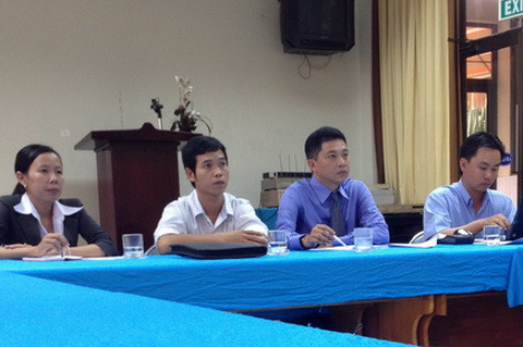 Người phát ngôn Nguyễn Hồng Lâm (áo xanh, thứ hai từ phải qua) cho biết ông Khuân ở Mỹ, ký bổ nhiệm ông Quế áo trắng (cạnh bên) làm giám đốc KM Phương Nam rồi gửi quyết định về từ Mỹ. Có mặt tại buổi họp chiều ngày 21/9, ông Quế ngồi im, không nói lời nào. Ảnh: Thiên Phước