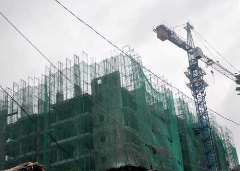 Cam kết bàn giao nhà vào quý 1/2012 nhưng đến quý 3 dự án An Điền (quận 8, TP HCM) chỉ xây được nửa phần thân nên đã bị khách hàng đòi rút vốn vì chậm bàn giao nhà. Ảnh: Kiên Cường Cam kết bàn giao nhà vào quý 1/2012 nhưng đến quý 3 dự án An Điền (quận 8, TP HCM) chỉ xây được nửa phần thân nên đã bị khách hàng đòi rút vốn vì chậm bàn giao nhà. Ảnh: Kiên Cường