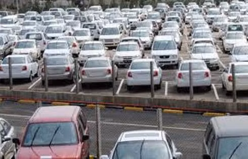 Nhiều báo cáo gần đây cho thấy hàng loạt chiếc siêu xe thể thao đang bị bỏ lại ở khu vực sân bay Dubai và Abu Dhabi, thuộc UAE. Nguyên nhân là chủ sở hữu của chúng tìm cách bỏ trốn khỏi quốc gia họ đang kinh doanh, tránh phải vào tù do nợ nần. Sau khi lái đến sân bay, họ bỏ mặc chiếc xe nằm chỏng chơ và lên máy bay, một đi không trở lại.