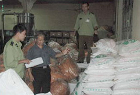 Đoàn kiểm tra phát hiện 47 bao đường Cyclamate tại công ty này. Đoàn kiểm tra phát hiện 47 bao đường Cyclamate tại công ty này.
