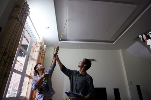 Hai cán bộ kiểm định thuộc Coninco được cử xuống hiện trường để kiểm định. Hai cán bộ kiểm định thuộc Coninco được cử xuống hiện trường để kiểm định.