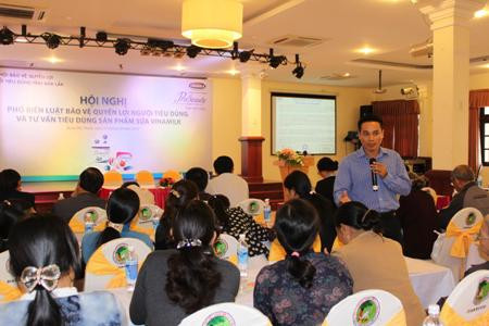 Anh Phạm Lê Thái – Quản lý Nhãn hiệu cấp cao, Cty CP sữa Việt Nam Vinamilk tư vấn cho người tiêu dùng về cách bảo quản sản phẩm sữa chua Vinamilk. Anh Phạm Lê Thái – Quản lý Nhãn hiệu cấp cao, Cty CP sữa Việt Nam Vinamilk tư vấn cho người tiêu dùng về cách bảo quản sản phẩm sữa chua Vinamilk.