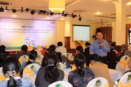 Anh Phạm Lê Thái – Quản lý Nhãn hiệu cấp cao, Cty CP sữa Việt Nam Vinamilk tư vấn cho người tiêu dùng về cách bảo quản sản phẩm sữa chua Vinamilk.