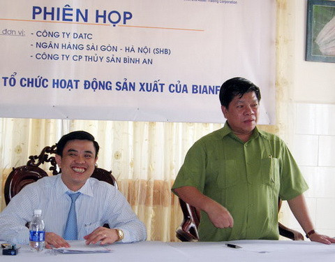 Tại quê nhà, nửa năm qua ông Trần Văn Trí (phải) thay vợ gánh vác việc điều hành Công ty Bình An. Chiều ngày 31/8 ông Trí cùng Tổng giám đốc Ngân hàng Thương mại cổ phần Sài Gòn - Hà Nội (SHB) Nguyễn Văn Lê thông báo lịch trả nợ cho nông dân. Tại quê nhà, nửa năm qua ông Trần Văn Trí (phải) thay vợ gánh vác việc điều hành Công ty Bình An. Chiều ngày 31/8 ông Trí cùng Tổng giám đốc Ngân hàng Thương mại cổ phần Sài Gòn - Hà Nội (SHB) Nguyễn Văn Lê thông báo lịch trả nợ cho nông dân.