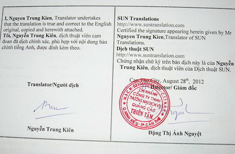 Những giấy tờ từ Mỹ gửi về được ông Trần Văn Trí, chồng bà Phạm Thị Diệu Hiền, mang đi dịch ra tiếng Việt để gửi đến cơ quan chức năng. Những giấy tờ từ Mỹ gửi về được ông Trần Văn Trí, chồng bà Phạm Thị Diệu Hiền, mang đi dịch ra tiếng Việt để gửi đến cơ quan chức năng.