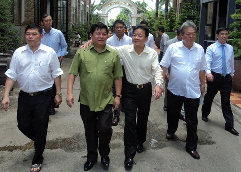 Bầu Hiển và ông Trí khoác vai nhau đi cùng với lãnh đạo Công ty Mua bán nợ. Họ đã lập ban tái cơ cấu toàn diện Công ty Bình An. Bầu Hiển và ông Trí khoác vai nhau đi cùng với lãnh đạo Công ty Mua bán nợ. Họ đã lập ban tái cơ cấu toàn diện Công ty Bình An.