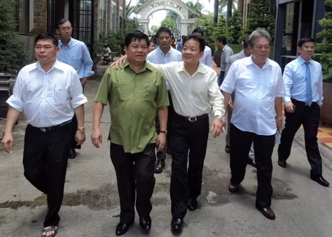 Bầu Hiển và ông Trí khoác vai nhau đi cùng với lãnh đạo Công ty Mua bán nợ. Họ đã lập ban tái cơ cấu toàn diện Công ty Bình An. Bầu Hiển và ông Trí khoác vai nhau đi cùng với lãnh đạo Công ty Mua bán nợ. Họ đã lập ban tái cơ cấu toàn diện Công ty Bình An.