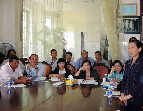 Trong khi đó tại nơi bà Diệu Hiền làm Tổng giám đốc trước khi bay sang Mỹ trị bệnh, chiều 30/8 hàng chục nông dân được ông Trí với lãnh đạo SHB mời đến để thông báo kế hoạch trả nợ. Đến chiều 31/8 đã có 90 tỷ đồng được trả cho 35 nông dân. Trong khi đó tại nơi bà Diệu Hiền làm Tổng giám đốc trước khi bay sang Mỹ trị bệnh, chiều 30/8 hàng chục nông dân được ông Trí với lãnh đạo SHB mời đến để thông báo kế hoạch trả nợ. Đến chiều 31/8 đã có 90 tỷ đồng được trả cho 35 nông dân.