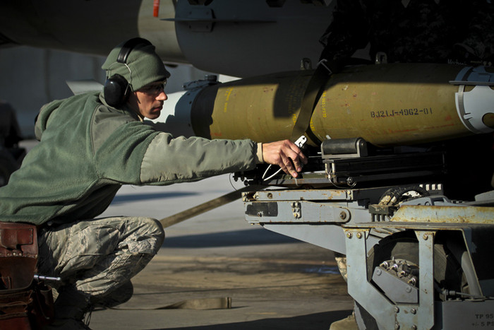 Bảo dưỡng máy bay tại phi đội chiến đấu 177