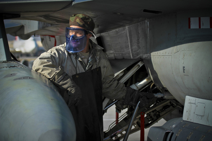 Tiếp dầu cho chiếc F-16C Fighting Falcon ở căn cứ không quân Bagram, Afghanistan.