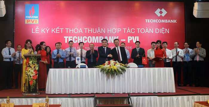 Ông Nguyễn Lê Quốc Anh – Phó Tổng Giám Đốc Phụ trách Điều hành Techcombank và ông Trương Quốc Lâm - Tổng Giám đốc Công ty Bảo hiểm PVI bắt tay sau khi ký kết Hợp đồng đại lý bảo hiểm. Ông Nguyễn Lê Quốc Anh – Phó Tổng Giám Đốc Phụ trách Điều hành Techcombank và ông Trương Quốc Lâm - Tổng Giám đốc Công ty Bảo hiểm PVI bắt tay sau khi ký kết Hợp đồng đại lý bảo hiểm.
