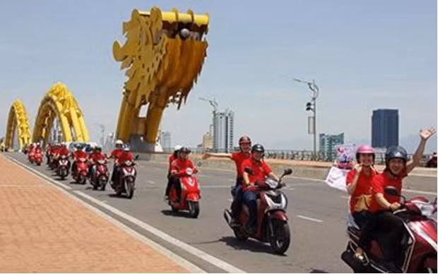 Sắc đỏ của Techcombank trải dài trên những cung đường đẹp nhất của Việt Nam.