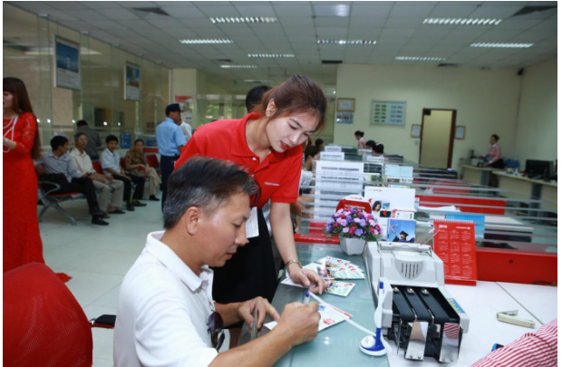 “Lực lượng kinh doanh RED” luôn luôn tận tình hướng dẫn từng khách hàng.