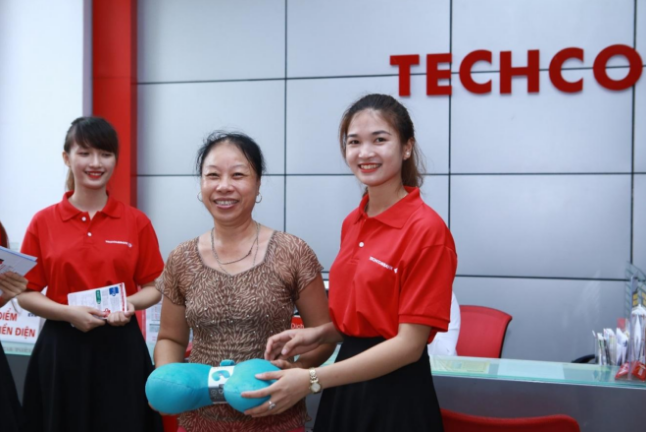 Rất nhiều những món quà ý nghĩa từ Techcombank đã chuyến đến tận tay cho cho Khách hàng tại mỗi điểm dừng chân.