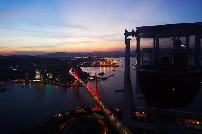 Vòng quay Sun Wheel sẽ mang đến cho du khách trải nghiệm kỳ thú ngắm toàn cảnh kỳ quan thiên nhiên Hạ Long từ trên cao. Vòng quay Sun Wheel sẽ mang đến cho du khách trải nghiệm kỳ thú ngắm toàn cảnh kỳ quan thiên nhiên Hạ Long từ trên cao.