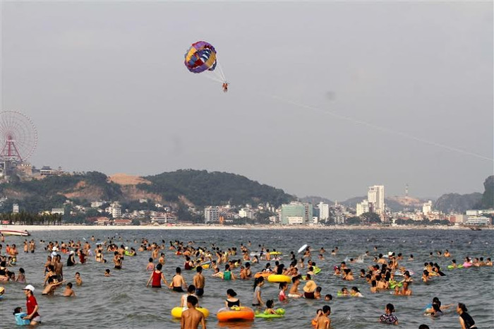 Theo kế hoạch, Sungroup sẽ cải tạo bãi tắm công cộng vốn ô nhiễm và đầy rác rưởi hơn hai chục năm qua, mang tới cho người dân Quảng Ninh một bãi tắm mới trong lành, cát trắng mịn màng. Theo kế hoạch, Sungroup sẽ cải tạo bãi tắm công cộng vốn ô nhiễm và đầy rác rưởi hơn hai chục năm qua, mang tới cho người dân Quảng Ninh một bãi tắm mới trong lành, cát trắng mịn màng.