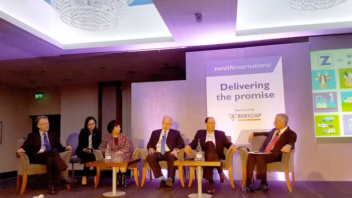 Bà Thái Hương thảo luận về định hướng sản xuất các sản phẩm sữa “Vì sức khỏe cộng đồng” với các chuyên gia ngành sữa thế giới ngày 28/6. Bà Thái Hương thảo luận về định hướng sản xuất các sản phẩm sữa “Vì sức khỏe cộng đồng” với các chuyên gia ngành sữa thế giới ngày 28/6.