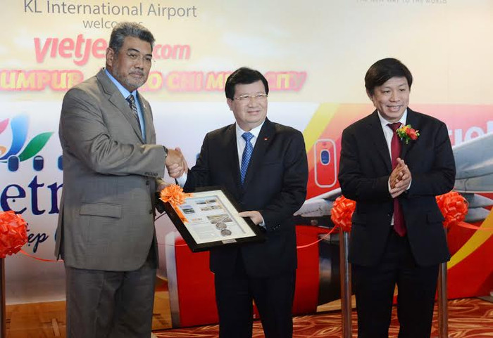Ông Yang Berbahagia Datuk Badlisham Ghazali - Tổng giám đốc sân bay Malaysia trao quà lưu niệm cho Phó Thủ tướng Trịnh Đình Dũng. Ông Yang Berbahagia Datuk Badlisham Ghazali - Tổng giám đốc sân bay Malaysia trao quà lưu niệm cho Phó Thủ tướng Trịnh Đình Dũng.