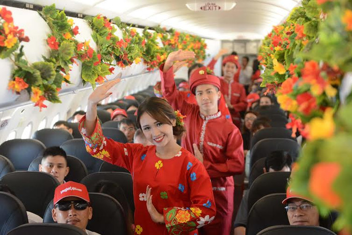 Hành khách đi Kuala Lumpur trên chuyến bay đầu tiên được thưởng thức vũ điệu truyền thống quốc hoa Malaysia và được tặng những món quà xinh xắn từ Vietjet. Hành khách đi Kuala Lumpur trên chuyến bay đầu tiên được thưởng thức vũ điệu truyền thống quốc hoa Malaysia và được tặng những món quà xinh xắn từ Vietjet.