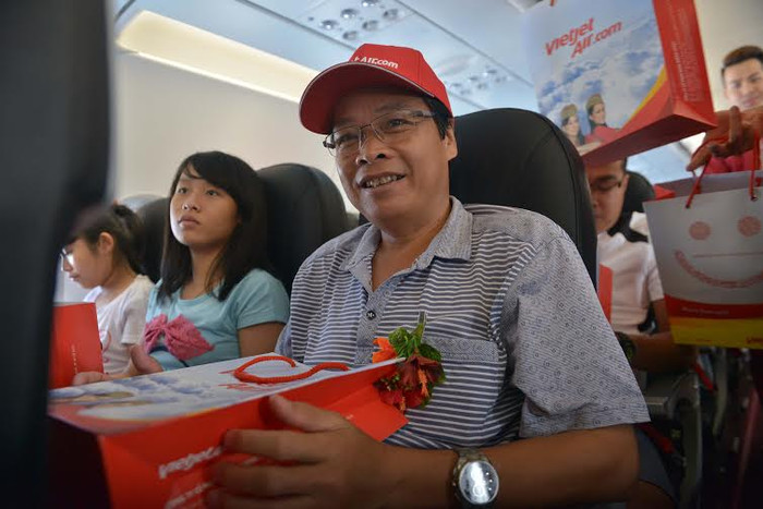Hành khách bất ngờ khi nhận quà tặng thú vị từ Vietjet. Hành khách bất ngờ khi nhận quà tặng thú vị từ Vietjet.