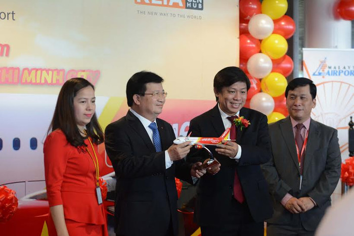 Đại diện Vietjet tặng quà lưu niệm cho Phó Thủ tướng. Đại diện Vietjet tặng quà lưu niệm cho Phó Thủ tướng.