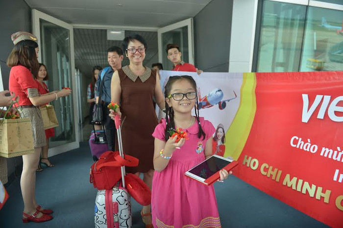 Những hành khách đầu tiên lên máy bay. Những hành khách đầu tiên lên máy bay.