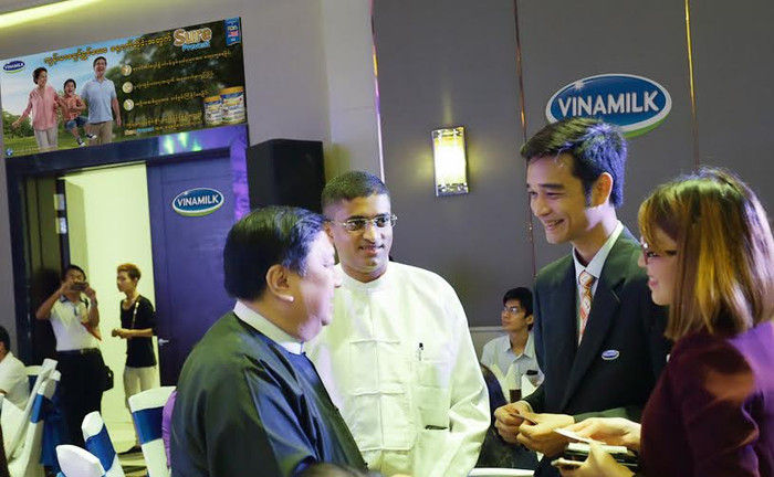 Ông Võ Trung Hiếu (thứ 2 từ trái sang), Giám đốc Kinh doanh Quốc tế Vinamilk, đang trao đổi với các lãnh đạo thành phố Yangon về kế hoạch phát triển của Vinamilk tại Myanmar. Ông Võ Trung Hiếu (thứ 2 từ trái sang), Giám đốc Kinh doanh Quốc tế Vinamilk, đang trao đổi với các lãnh đạo thành phố Yangon về kế hoạch phát triển của Vinamilk tại Myanmar.